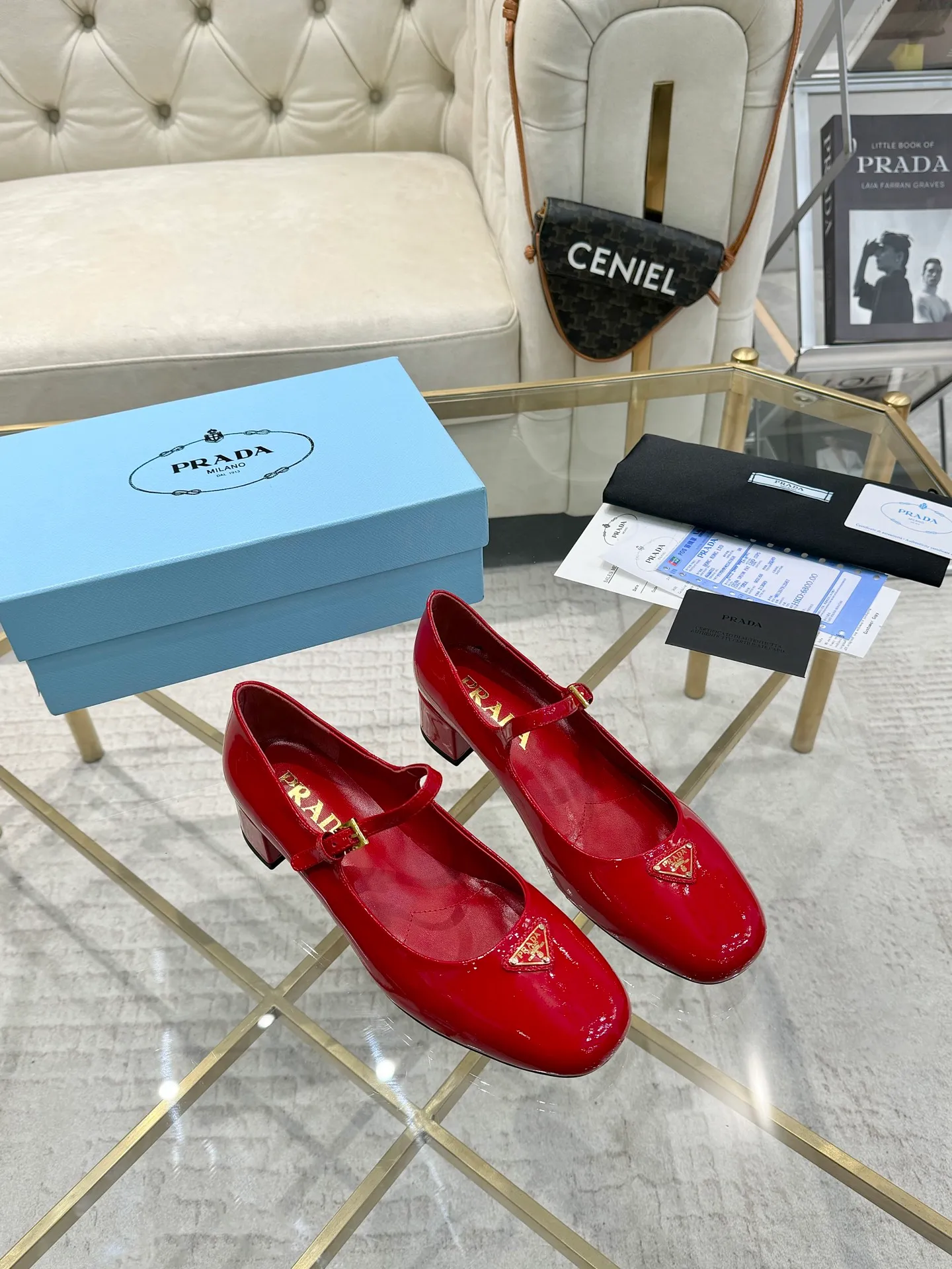 💕💕Factory direct selling price p580💕💕 (imitation leather bottom-20) New arrival 👉Ready stock👈Remove the original plate and make a 1:1 replica‼ ️ The highest version of Prada's early spring catwalk hot style 😘The latest spring style Retro Mary Jane series Genuine leather sole, simulated leather sole, a must-have for goddesses Super comfortable on the feet and reducing age 👉The upper is made of imported gold velvet, comfortable round toe, retro and playful, lining + feet, imported sheepskin lining, breathable and comfortable, matching private molded buckles (all original logos) Heel height 4cm Code number 35M-39M (34 40 41 42 customized, non-refundable and non-exchangeable)✅